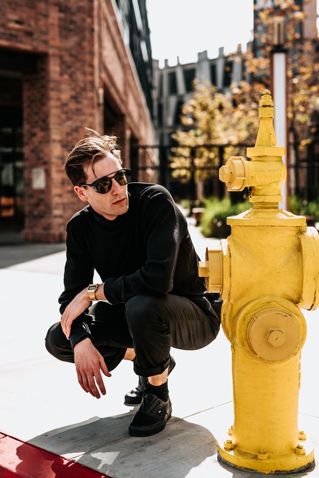 Read more about the article A man’s guide to dressing in black for all styles